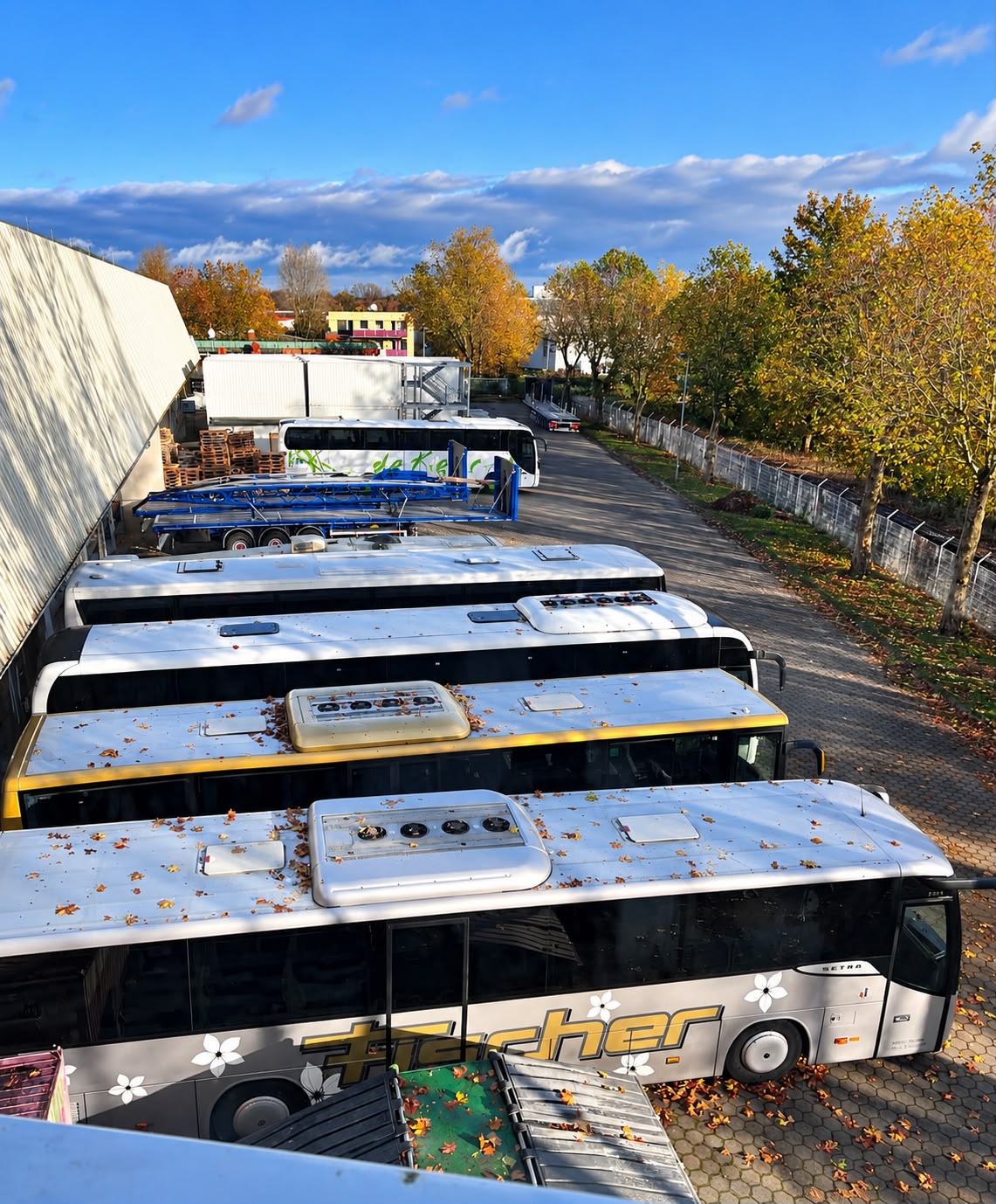 Reisebusse und Überlandbusse in einer Reihe auf dem Firmengelände von Compass Omnibushandel in Hamburg