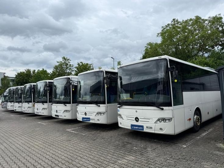 Reihe weißer Mercedes-Benz Intouro