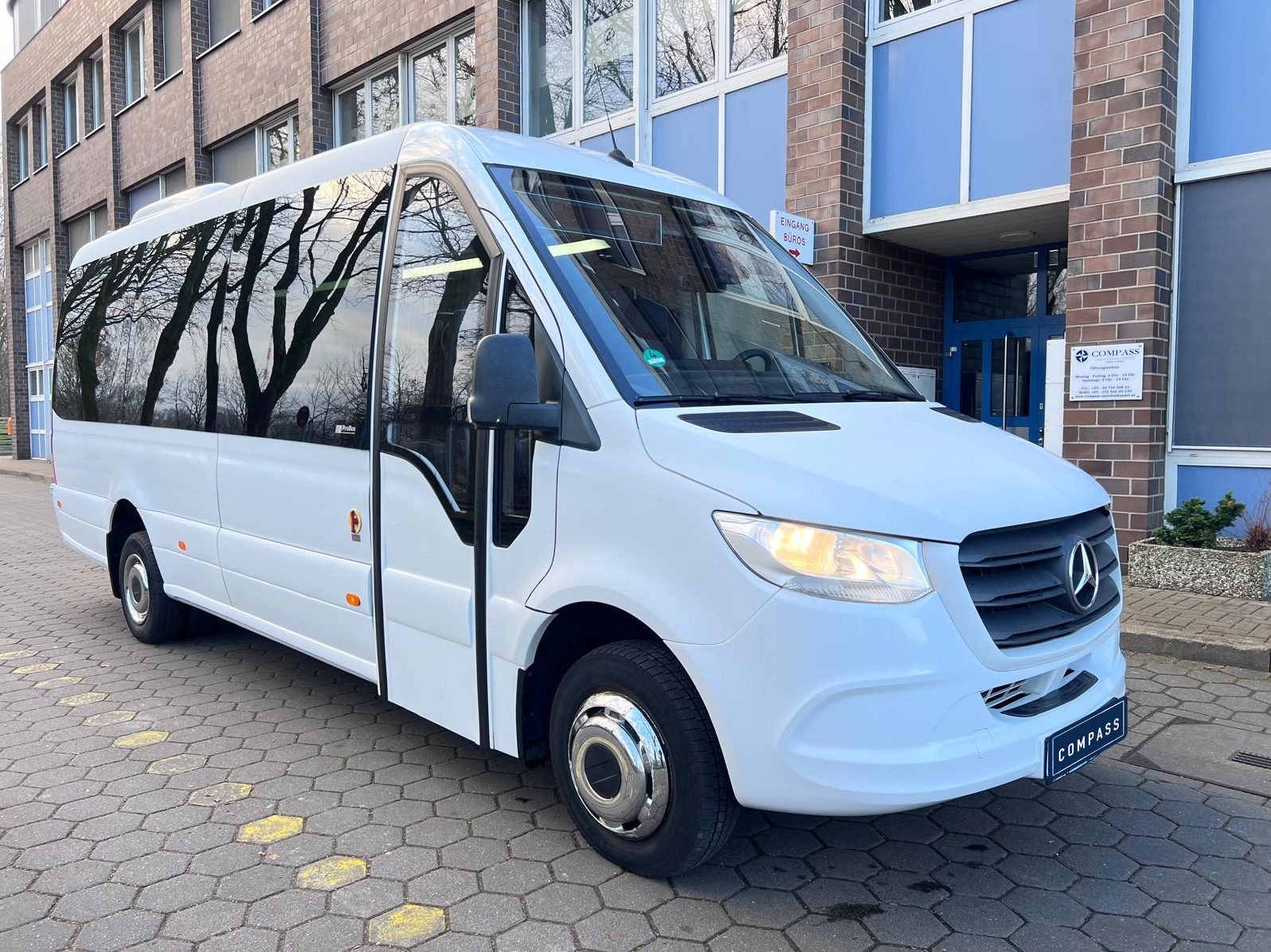 Mercedes-Benz Sprinter Kleinbus vor dem Compass-Büro