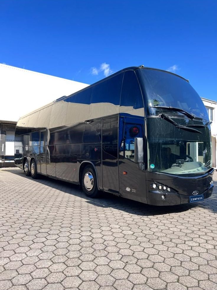 Schwarzer Dreiachs-Reisebus