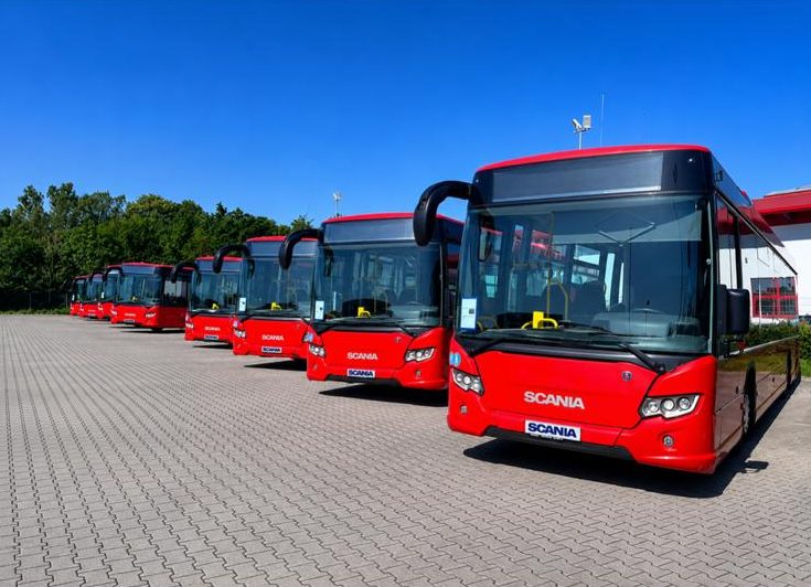 Flotte roter Scania-Citywide-Linienbusse