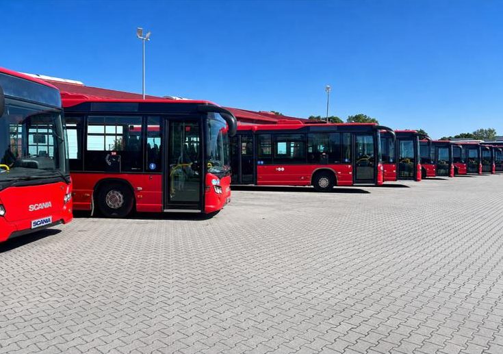 Scania-Citywide-Linienbusse in Reihe, Seitenansicht