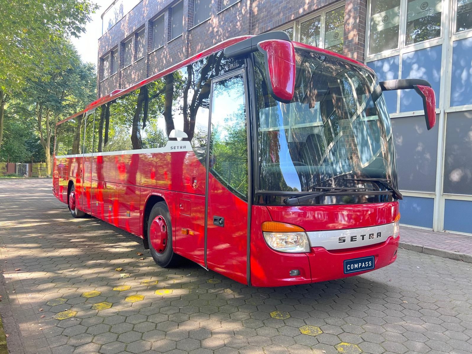 Roter Setra S 415 UL vor dem Compass-Büro in Hamburg